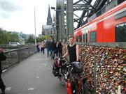 Koeln, vor dem Dom auf Hohenzollernbruecke